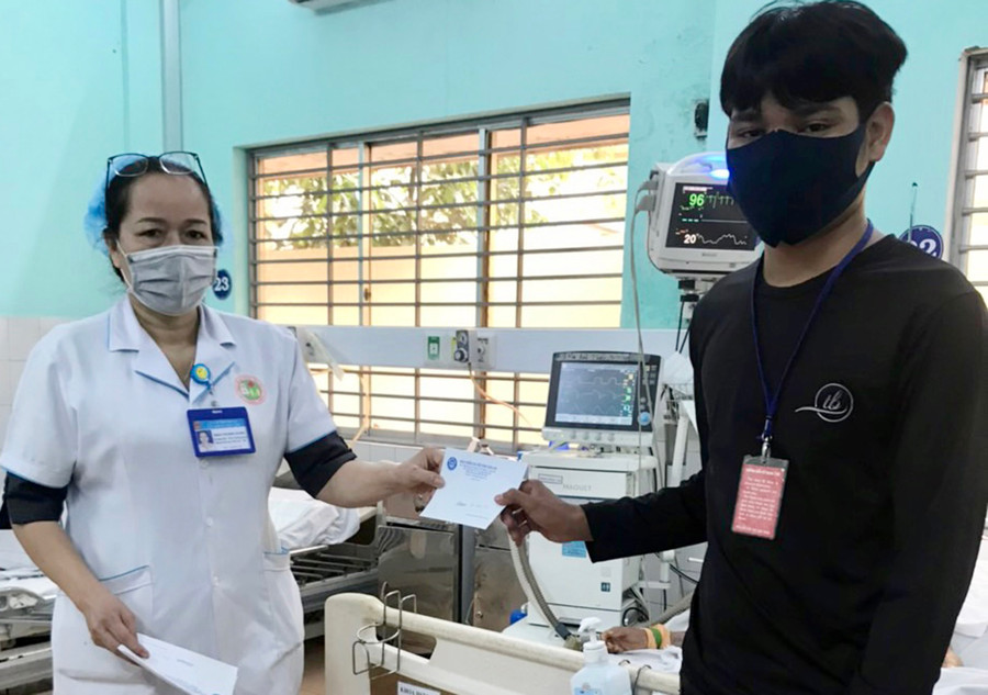 Đại diện Bệnh viện Đa khoa tỉnh trao phần quà của Bảo hiểm xã hội tỉnh cho gia đình bệnh nhân. Ảnh: Như Nguyện  Đại diện Bệnh viện Đa khoa tỉnh trao phần quà của BHXH Gia Lai đến bệnh nhân. Ảnh: Như Nguyện