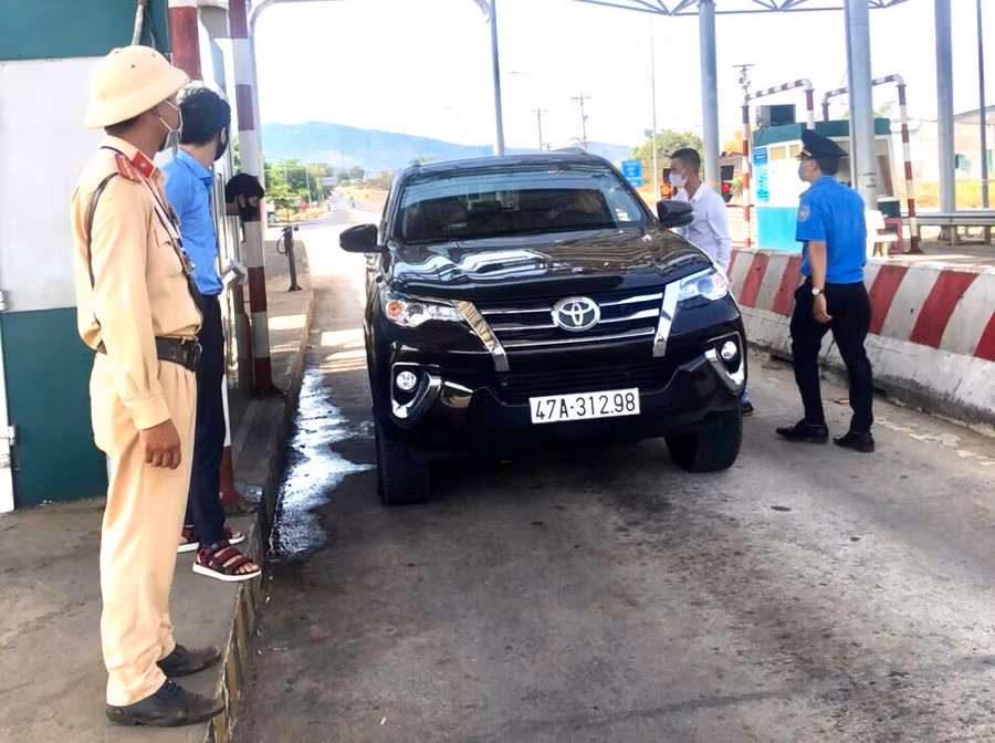 Lực lượng chức năng làm nhiệm vụ tại chốt Trạm thu phí cầu 110 trên quốc lộ 14. Ảnh: Văn Ngọc