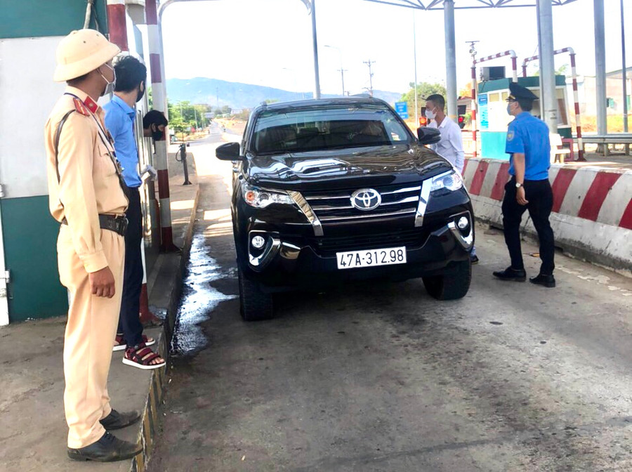 Lực lượng chức năng làm nhiệm vụ tại chốt Trạm thu phí cầu 110 trên quốc lộ 14. Ảnh: Văn Ngọc