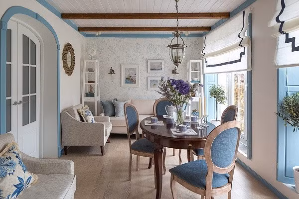 Căn phòng sử dụng nền trắng kết hợp màu xanh đồng thời sử dụng nội thất màu nâu tạo cảm giác ấm áp. Đồ họa: Phương Duy