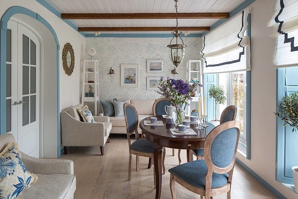 Căn phòng sử dụng nền trắng kết hợp màu xanh đồng thời sử dụng nội thất màu nâu tạo cảm giác ấm áp. Đồ họa: Phương Duy Căn phòng sử dụng nền trắng kết hợp màu xanh đồng thời sử dụng nội thất màu nâu tạo cảm giác ấm áp. Đồ họa: Phương Duy