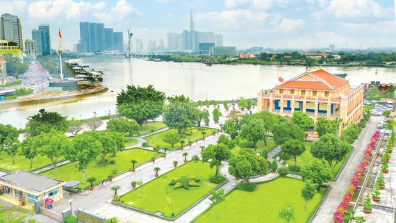 Ngày mới trên Bến Nhà Rồng, TPHCM. Ảnh: HOÀNG HÙNG Ngày mới trên Bến Nhà Rồng, TPHCM. Ảnh: HOÀNG HÙNG