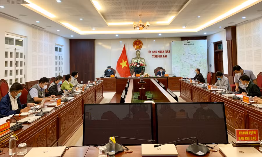 Quang cảnh cuộc họp tối 6-2 giữa Ban chỉ đạo phòng-chống dịch Covid-19 tỉnh và các đoàn công tác Bộ Y tế chi viện tại Gia Lai. Ảnh: Như Nguyện