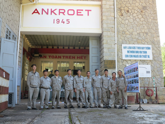 Hiện nay, hệ thống máy trong nhà máy được thay thế đã giúp cho công nhân và người vận hành được đảm bảo an toàn khi lao động. Ảnh: P.V