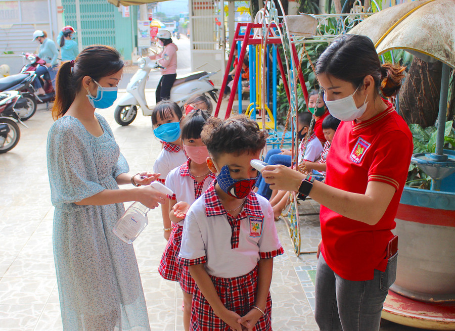 Các cơ sở giáo dục phải đo thân nhiệt cho học sinh trước khi vào lớp học. Ảnh: Mộc Trà Các cơ sở giáo dục phải đo thân nhiệt cho học sinh trước khi vào lớp học khi học sinh trở lại trường vào ngày 1-3. Ảnh: Mộc Trà