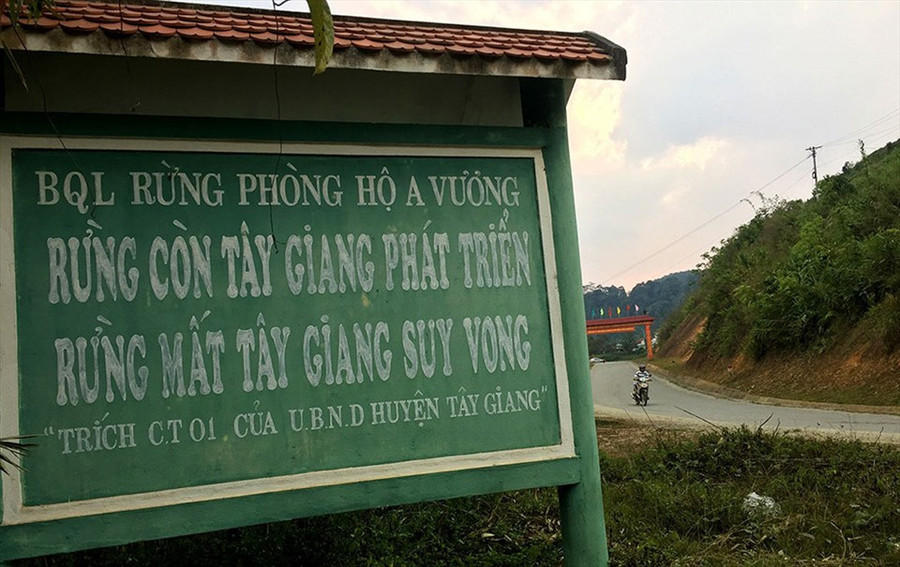Slogan - cũng chính là định hướng phát triển kinh tế xã hội của Tây Giang. Ảnh: TG Slogan - cũng chính là định hướng phát triển kinh tế xã hội của Tây Giang. Ảnh: TG