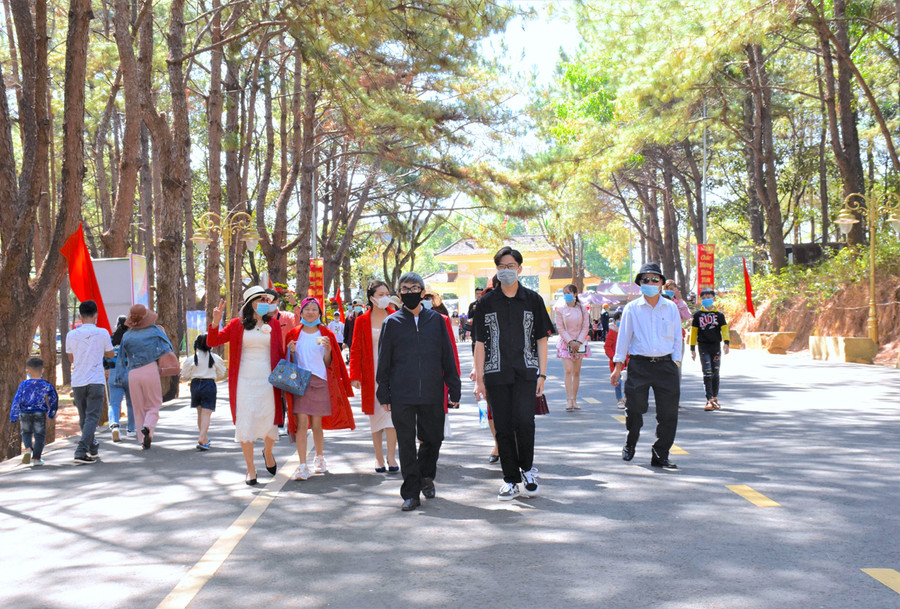 Nhiều gia đình tranh thủ những ngày nghỉ cuối cùng để du Xuân. Ảnh: Trần Dung