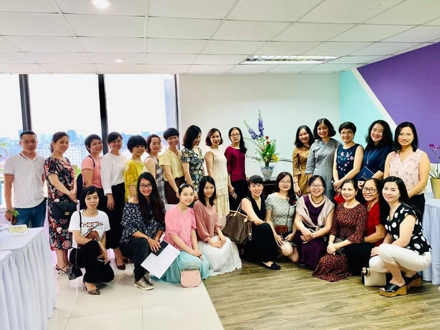 Buổi chia sẻ về nghệ thuật Ikebana thu hút sự quan tâm của nhiều người. Buổi chia sẻ về nghệ thuật Ikebana thu hút sự quan tâm của nhiều người.