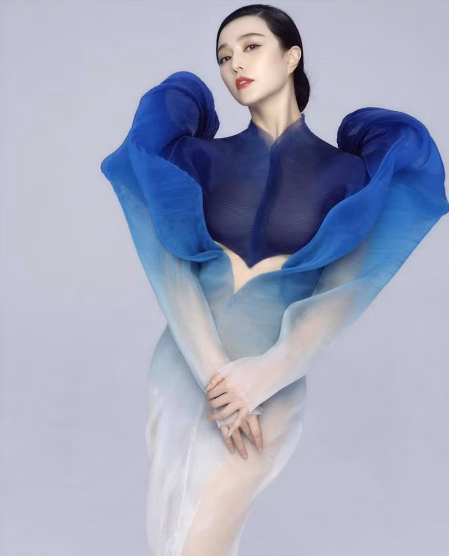 Sau khi dính scandal trốn thuế (ước lượng gần 2.000 tỉ đồng), sự nghiệp của Phạm Băng Băng tụt dốc trầm trọng. Nữ diễn viên bị cắt hết tất cả hợp đồng quảng cáo lẫn các chương trình truyền hình. Ảnh: Xinhua.