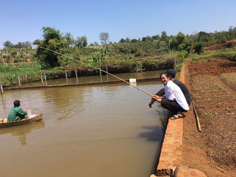 Gia đình ông Tống Ngọc Ngoan (xã Ia Phìn, huyện Chư Prông) dành ngày nghỉ cuối để cùng nhau câu cá thư giãn. Ảnh: Ngọc Thu Gia đình ông Tống Ngọc Ngoan (xã Ia Phìn, huyện Chư Prông) dành ngày nghỉ cuối để cùng nhau câu cá thư giãn. Ảnh Ngọc Thu