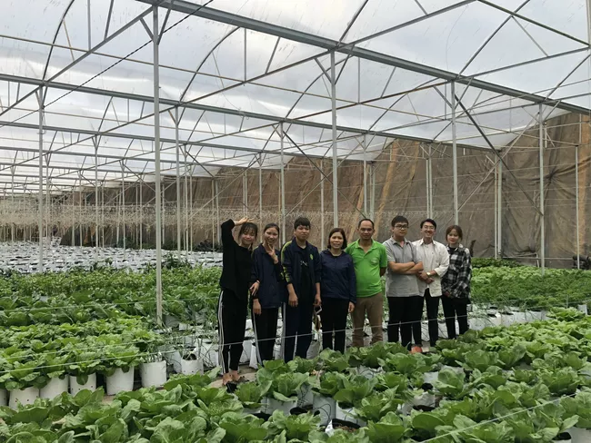 Anh Nguyễn Đức Huy (áo xanh) cho hay, hiện HTX của anh đang áp dụng quy luật 7 - 3 trong sản xuất và kinh doanh sản phẩm nông sản trong trang trại.