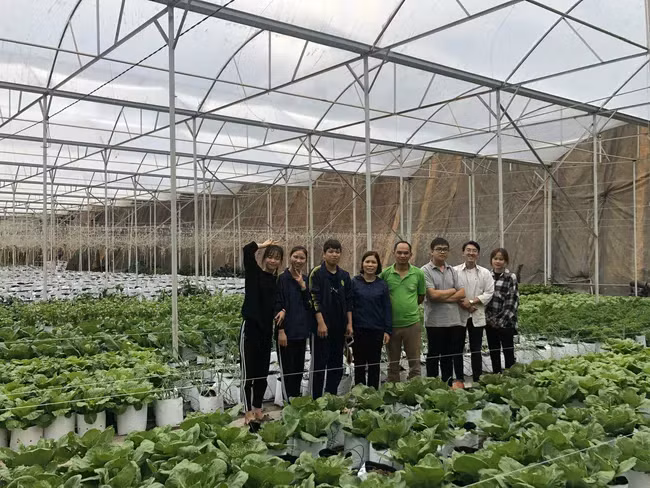 Anh Nguyễn Đức Huy (áo xanh) cho hay, hiện HTX của anh đang áp dụng quy luật 7 - 3 trong sản xuất và kinh doanh sản phẩm nông sản trong trang trại.