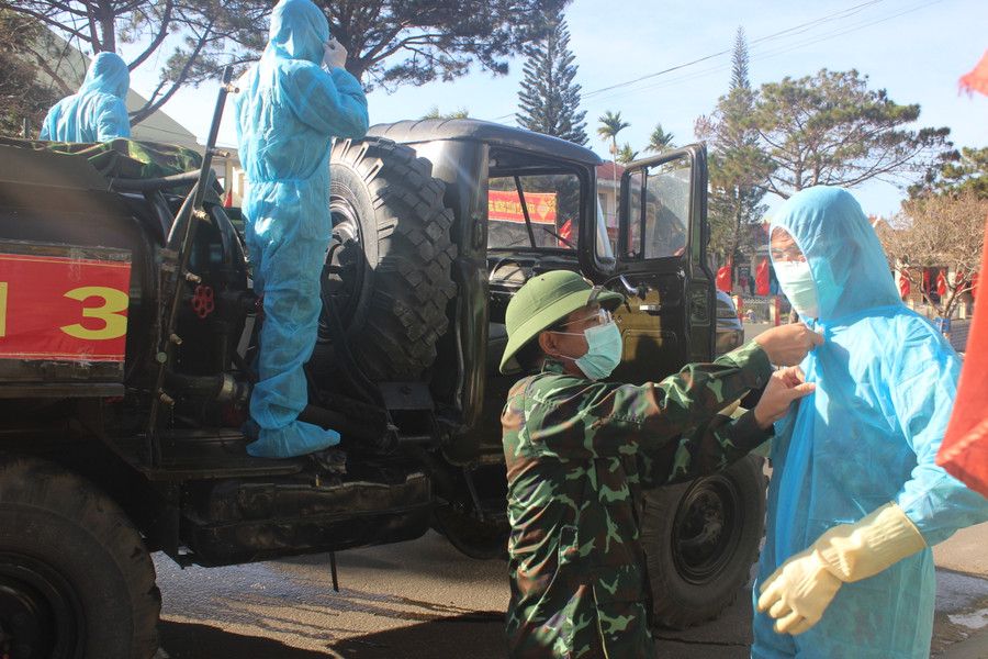 Chuẩn bị quần áo phòng hộ. Ảnh: Chu Hoài