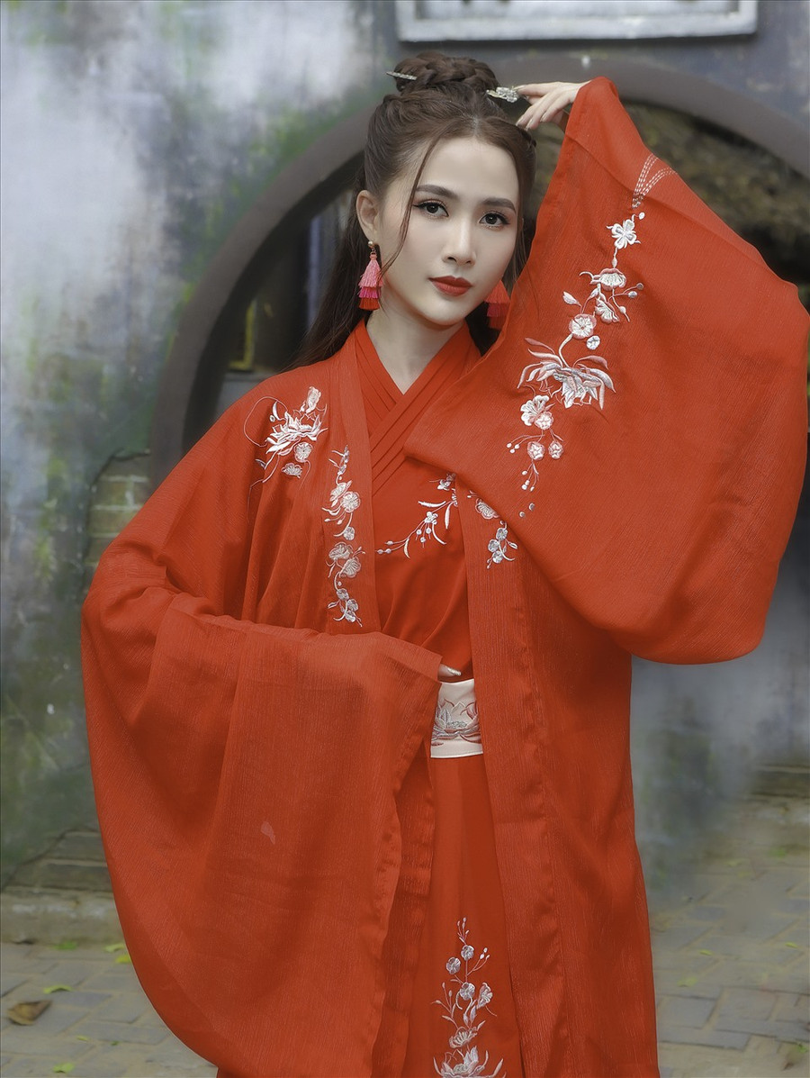 Nữ diễn viên hồi tưởng: “Những năm trước tôi còn tranh thủ về để kịp lặt lá mai với ông nội. Đêm 29-30 tháng chạp ngồi canh nồi bánh tét ấm áp bên gia đình. Nhưng năm nay phải chạy lịch bù cho những ngày bị trì hoãn do dịch nên công việc ứ đọng nhiều, cái Tết chắc sẽ phải đơn giản hơn rồi“.