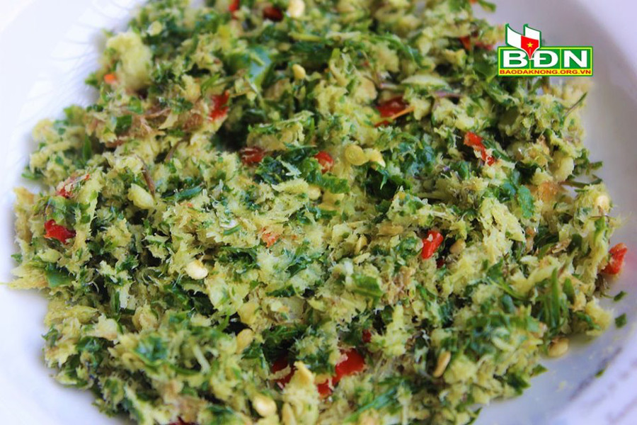 Món cá suối giã lá đinh lăng giúp bữa ăn thêm ngon miệng.