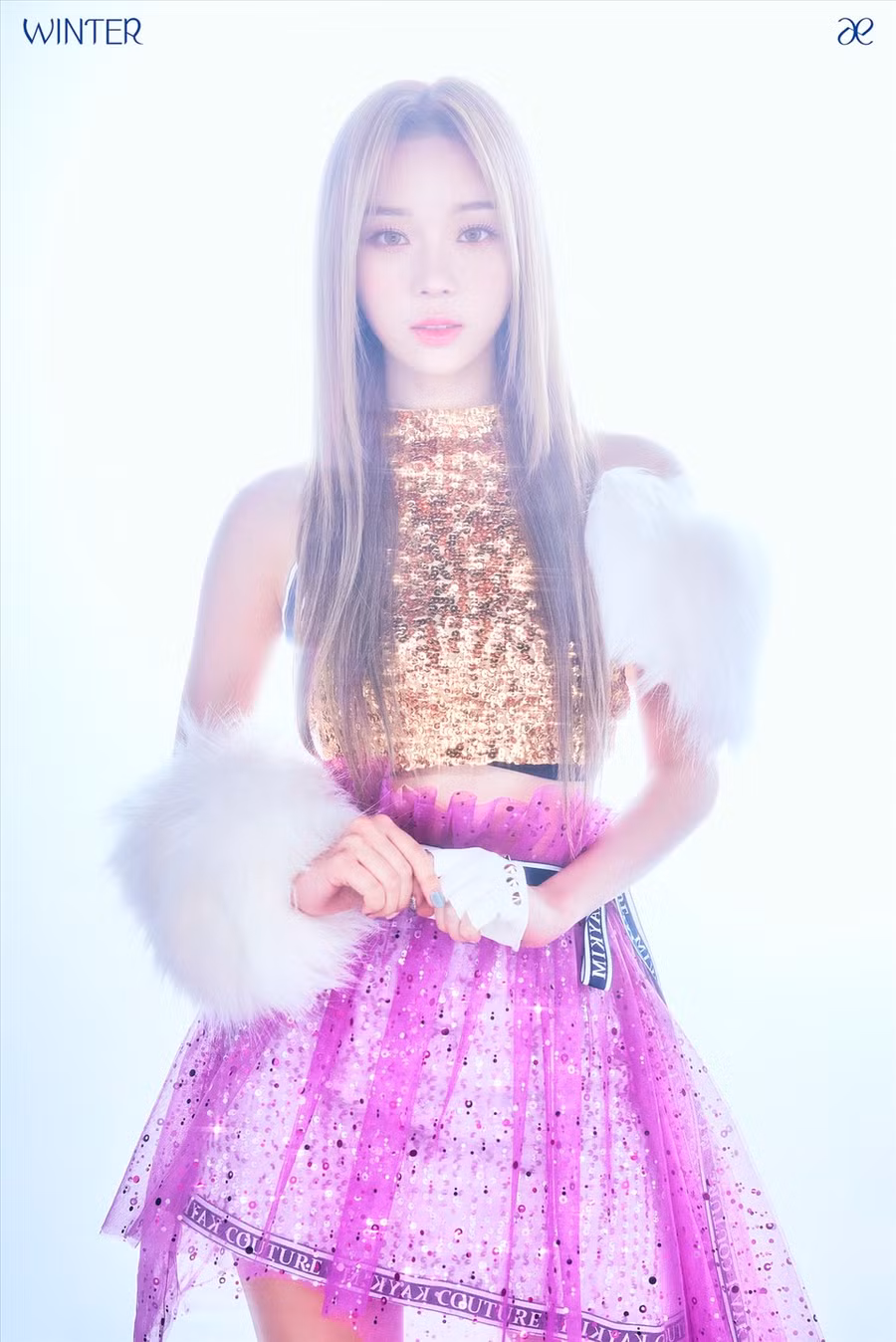 Ngay từ khi ra mắt, Winter đã liên tục nhận được nhiều lời khen về nhan sắc. Mặc dù đảm nhận vị trí visual (gương mặt của nhóm) nhưng Winter cũng được khen ngợi bởi giọng hát ngọt ngào và sự tự tin khi biểu diễn trên sân khấu. Ảnh: SMEnt.