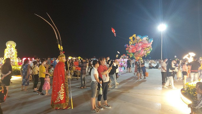 Người dân TP Rạch Giá, tỉnh Kiên Giang chụp ảnh lưu niệm rồi về sớm