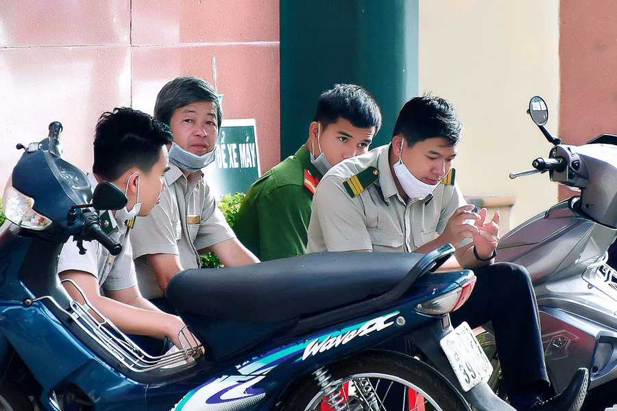  Theo ghi nhận, nhiều người làm bảo vệ Chi nhánh Ngân hàng Vietcombank, thường xuyên tiếp xúc gần với khách ra vào công ty, cửa hàng nhưng không đeo khẩu trang hoặc đeo mà không đúng quy cách an toàn.