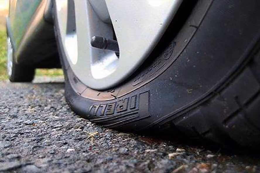 Lốp xe ôtô là bộ phận tiếp xúc trực tiếp với mặt đường nên dễ bị tổn thương và hư hại khi xe di chuyển. Ảnh: Nhật Huy