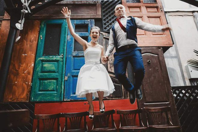 Người Đan Mạch tin rằng nhảy khỏi ghế trong đêm Giao thừa giúp loại bỏ những xui xẻo trong năm mới - Ảnh: Shutterstock