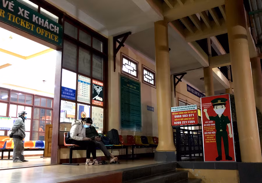  Tuyên truyền nhắc nhở hành khách thực hiện các biện pháp phòng-chống dịch Covid-19 tại Bến xe Đức Long Gia Lai. Ảnh: Lê Hòa