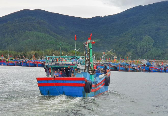 Các ngư dân hào hứng vươn khơi đánh bắt, hy vọng chuyến tàu xuyên 2 năm sẽ thắng lợi và bình an - ẢNH: HUY ĐẠT Các ngư dân hào hứng vươn khơi đánh bắt, hy vọng chuyến tàu xuyên 2 năm sẽ thắng lợi và bình an - ẢNH: HUY ĐẠT