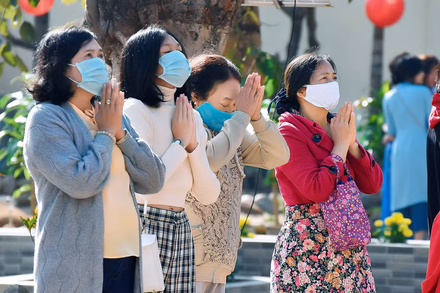 Hầu hết người dân đến chùa cầu an đều đeo khẩu trang phòng chống dịch Covid-19.