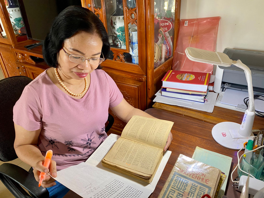 Tiến sĩ Nguyễn Thị Kim Vân-nguyên Giám đốc Bảo tàng tỉnh Gia Lai-xem lại bản thảo hồ sơ đề nghị xếp hạng di tích cấp quốc gia cách đây hơn 30 năm. Ảnh: Hồng Thi Tiến sĩ Nguyễn Thị Kim Vân-nguyên Giám đốc Bảo tàng tỉnh Gia Lai-xem lại bản thảo hồ sơ đề nghị xếp hạng di tích cấp quốc gia cách đây hơn 30 năm. Ảnh: Hồng Thi.