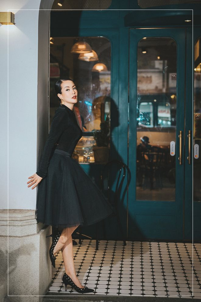  Ngoài ra, cựu á hậu mới nhận công việc điều hành tại quỹ Sống với chương trình Nhà chống lũ và Hạnh phúc xanh. Nói về việc đón Tết lần thứ hai sau nhiều năm xa quê hương, Chung Vũ Thanh Uyên tâm sự: “Mình rất dở với các phong tục tập quán và truyền thống nên bạn bè có tới nhà hay than chán vì không có gì ngắm hoặc để ăn. Cứ hằng năm, hai ngày tết mình sẽ quây quần cùng gia đình, sau đó hai vợ chồng lại xách vali đi du lịch. Còn năm nay, vì tình hình dịch Covid-19, dĩ nhiên hai vợ chồng phải tạm gác lại các chuyến du lịch