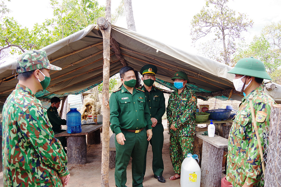 Lãnh đạo Bộ Chỉ huy Bộ đội Biên phòng tỉnh thăm, động viên cán bộ, chiến sĩ làm việc trên tuyến biên giới những ngày đầu năm. Ảnh: Vĩnh Hoàng Lãnh đạo Bộ Chỉ huy Bộ đội Biên phòng tỉnh thăm, động viên cán bộ, chiến sĩ làm việc trên tuyến biên giới những ngày đầu năm. Ảnh: Vĩnh Hoàng