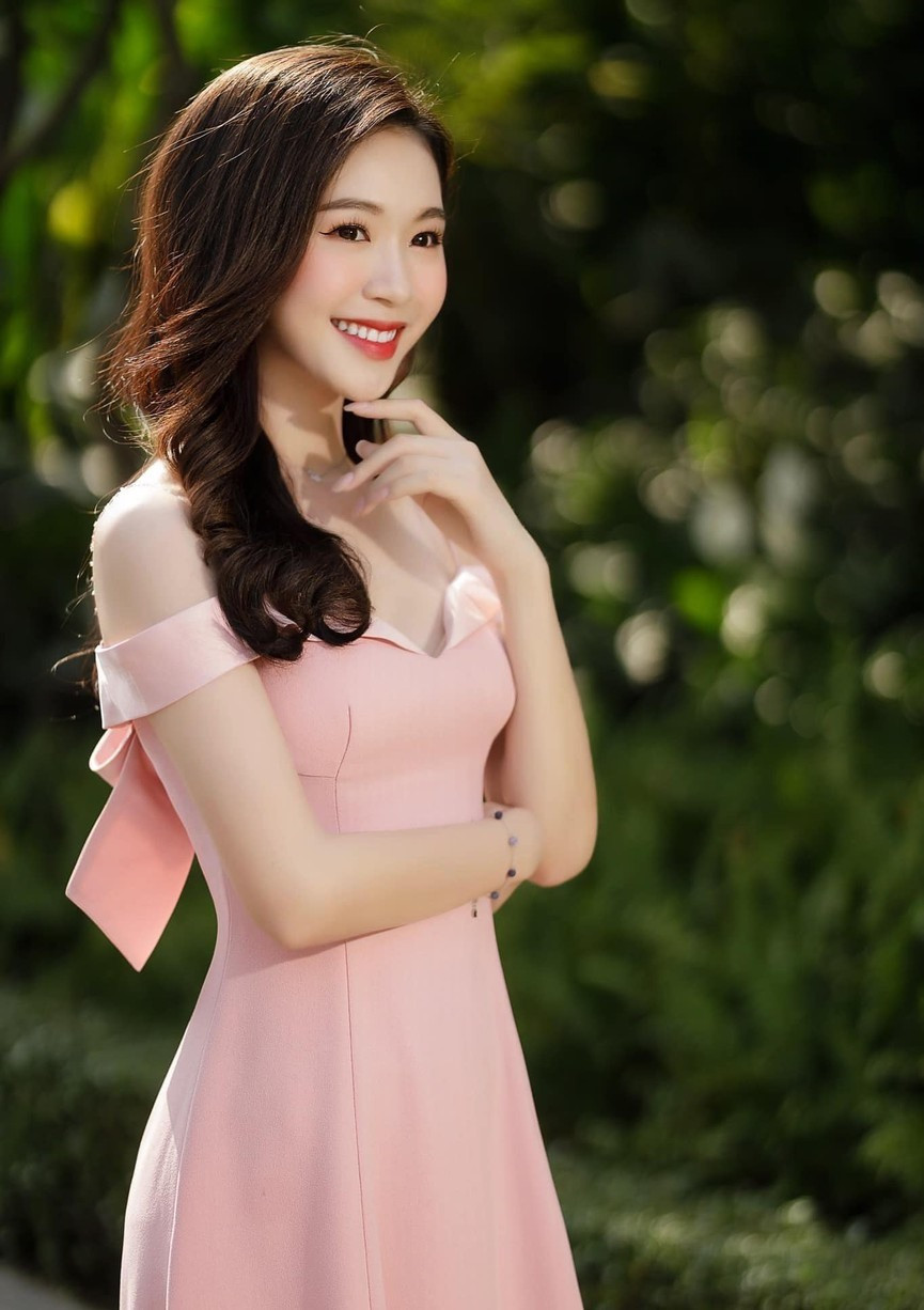 Người đẹp Đậu Hải Minh Anh sở hữu vẻ đẹp thuần khiết giống với Hoa hậu Đặng Thu Thảo. Cô cũng là thí sinh nhận được bình chọn cao nhất từ khán giả và thắng giải 