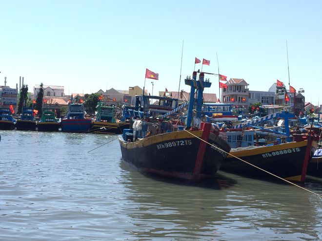 Tàu cá BTh 98972-TS do ông Dương Quốc Tuấn làm thuyền trưởng đã cứu vớt được 2 người ở tàu cá bị nạn và đưa vào bờ cấp cứu - Ảnh: H.L