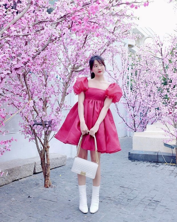  Đầm babydoll xòe bồng được Kiều Trinh phối cùng combo giày túi cùng tông màu trắng, tô đậm phong cách ngọt ngào.