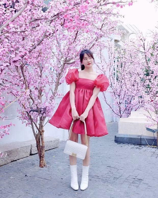  Đầm babydoll xòe bồng được Kiều Trinh phối cùng combo giày túi cùng tông màu trắng, tô đậm phong cách ngọt ngào.