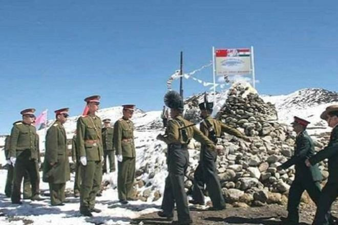 Các binh sĩ Trung Quốc và Ấn Độ tại một khu vực biên giới - Ảnh chụp màn hình Indian Express