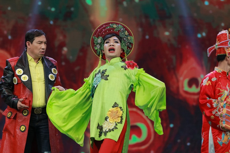 Một bộ trang phục khác của NSND Công Lý cho vai Bắc Đẩu trong Táo Quân 2018 cũng nhận được nhiều lời khen ngợi. Bộ đồ xanh nõn chuối nổi bật rất phù hợp với tính cách điệu đà của nhân vật Bắc Đẩu. Ảnh: VFC. Một bộ trang phục khác của NSND Công Lý cho vai Bắc Đẩu trong Táo Quân 2018 cũng nhận được nhiều lời khen ngợi. Bộ đồ xanh nõn chuối nổi bật rất phù hợp với tính cách điệu đà của nhân vật Bắc Đẩu. Ảnh: VFC.