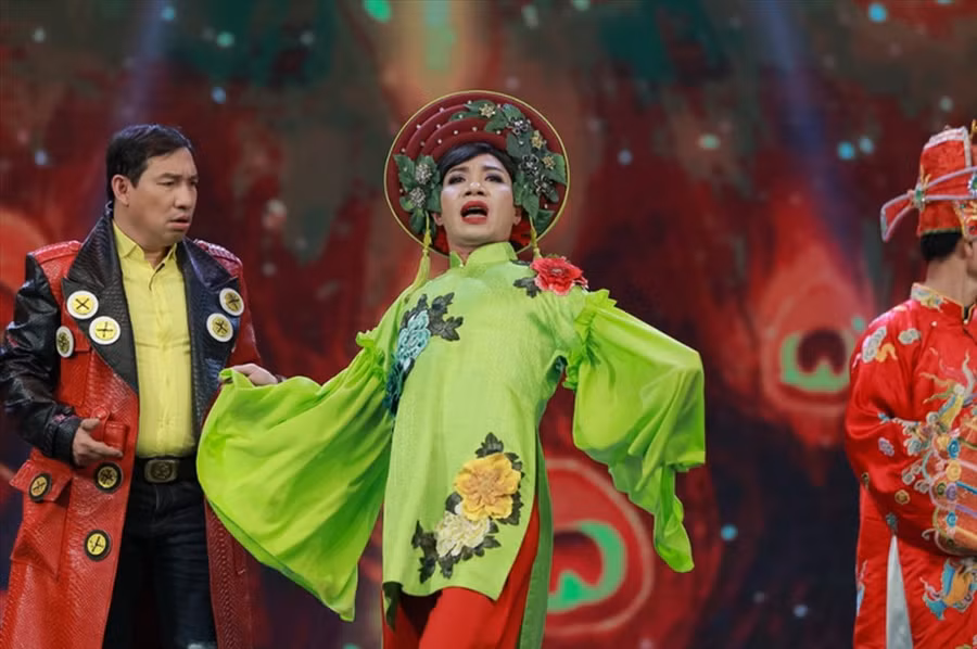 Một bộ trang phục khác của NSND Công Lý cho vai Bắc Đẩu trong Táo Quân 2018 cũng nhận được nhiều lời khen ngợi. Bộ đồ xanh nõn chuối nổi bật rất phù hợp với tính cách điệu đà của nhân vật Bắc Đẩu. Ảnh: VFC. Một bộ trang phục khác của NSND Công Lý cho vai Bắc Đẩu trong Táo Quân 2018 cũng nhận được nhiều lời khen ngợi. Bộ đồ xanh nõn chuối nổi bật rất phù hợp với tính cách điệu đà của nhân vật Bắc Đẩu. Ảnh: VFC.