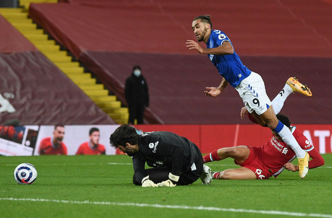 Calvert-Lewin bị phạm lỗi trong vòng cấm... Calvert-Lewin bị phạm lỗi trong vòng cấm...