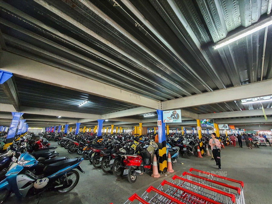 Bãi gửi xe hoạt động hết công suất.