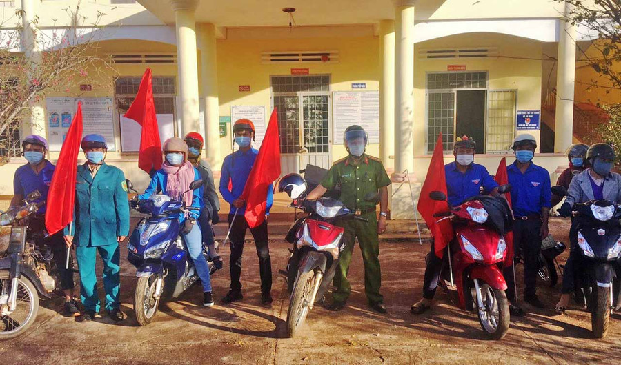 Công an xã Hà Bầu phối hợp với các đoàn thể tổ chức tuyên truyền lưu động về tình hình dịch bệnh. Ảnh: Lê Văn Ngọc