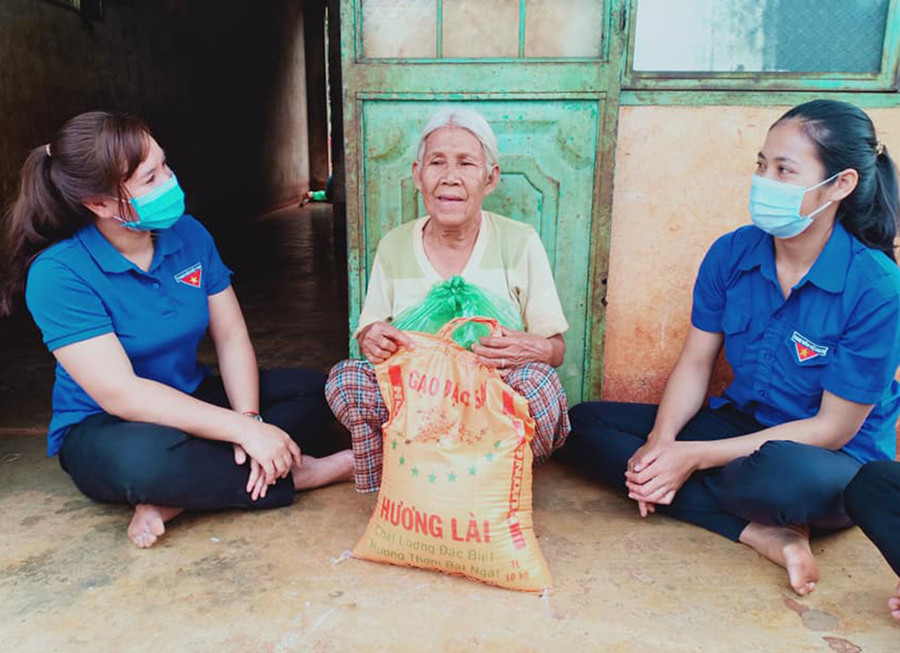 Huyện Đoàn Đức Cơ tặng quà bà Rơ Mah Muin (thôn Mook Trê, xã Ia Dom). Ảnh: Phan Lài Huyện Đoàn Đức Cơ tặng quà cho bà Rơ Mah Muin (thôn Mook Trê, xã Ia Dom, huyện Đức Cơ). Ảnh: Phan Lài