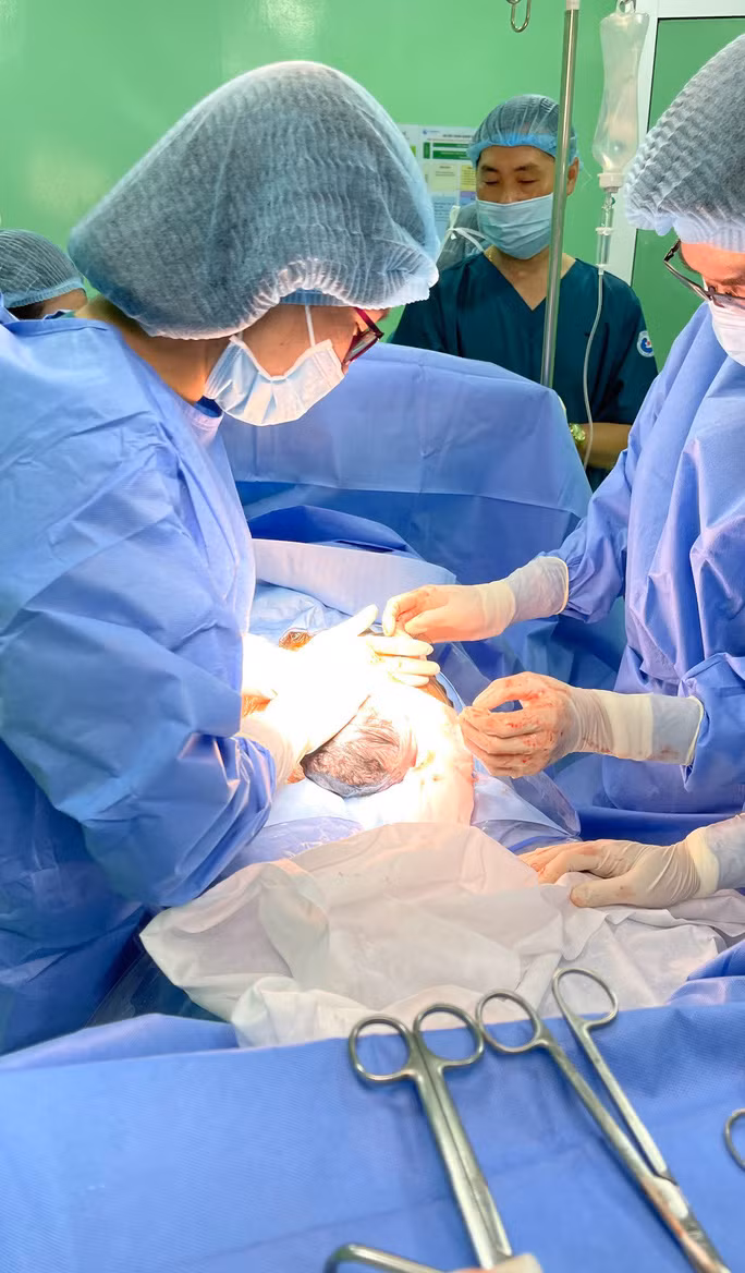  Bức ảnh bác sĩ Bùi Văn Hoàng chia sẻ với báo giới, do đồng nghiệp của anh chụp được đúng 0 giờ, khi đầu bé sơ sinh ló ra khỏi bụng mẹ - Ảnh: BỆNH VIỆN TỪ DŨ