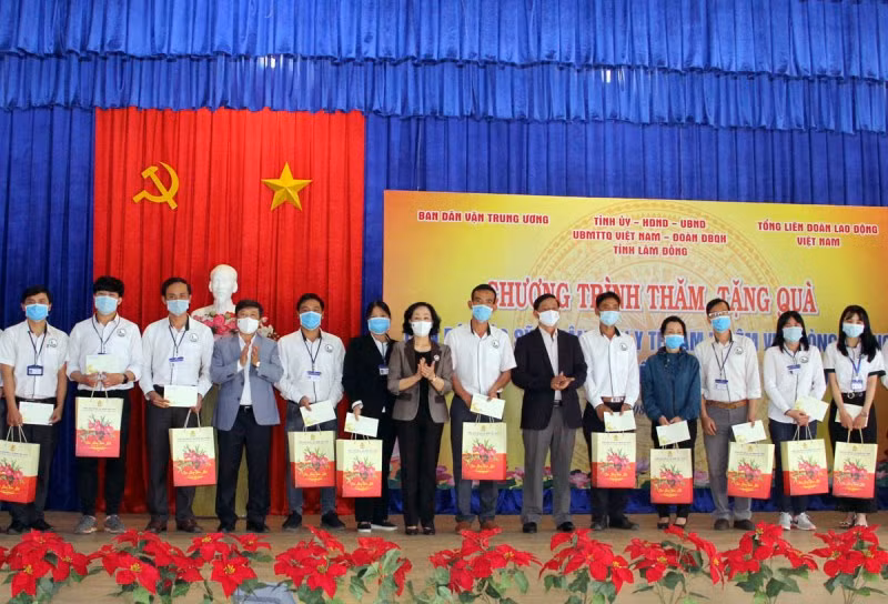 Đồng chí Trương Thị Mai và lãnh đạo tỉnh Lâm Đồng trao quà Tết tặng đội ngũ y tế làm nhiệm vụ phòng, chống dịch Covid-19 tại Lâm Đồng.