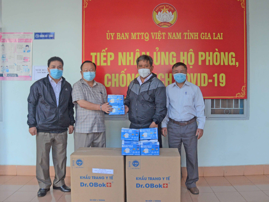 2-2 Công ty Cổ phần Xuất nhập khẩu Y tế Gia Lai ủng hộ 10.000 khẩu trang tại điểm tiếp nhận của Ủy ban MTTQ Việt Nam tỉnh-ảnh P.L