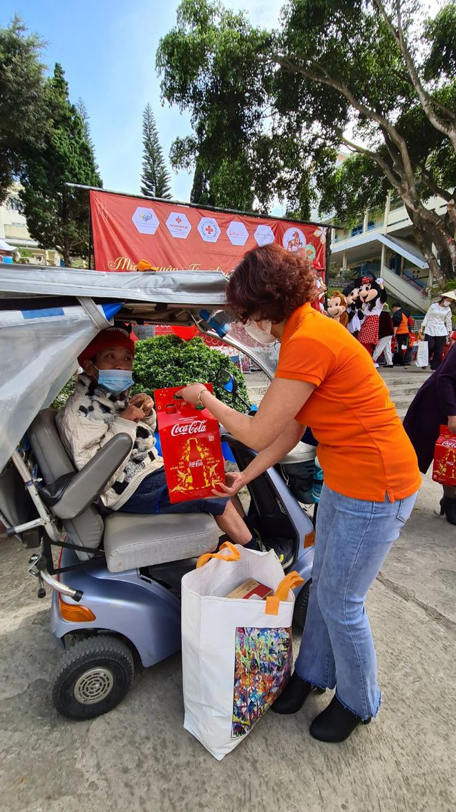 Tình nguyện viên trao quà tết cho người nghèo ẢNH: LÂM VIÊN
