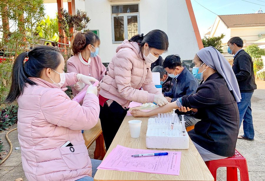 Buổi hiến máu tình nguyện được tổ chức đảm bảo các quy định về an toàn phòng-chống dịch Covid-19. Ảnh: Như Nguyện