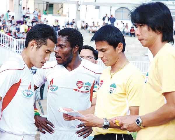 Kiatisak (thứ 2 từ phải sang) trong lần đầu dẫn dắt HAGL. Ảnh: Hồ Anh Tiến