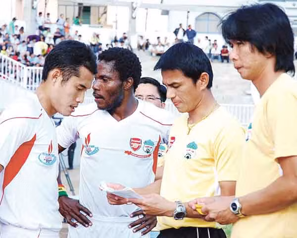 Kiatisak (thứ 2 từ phải sang) trong lần đầu dẫn dắt HAGL. Ảnh: Hồ Anh Tiến