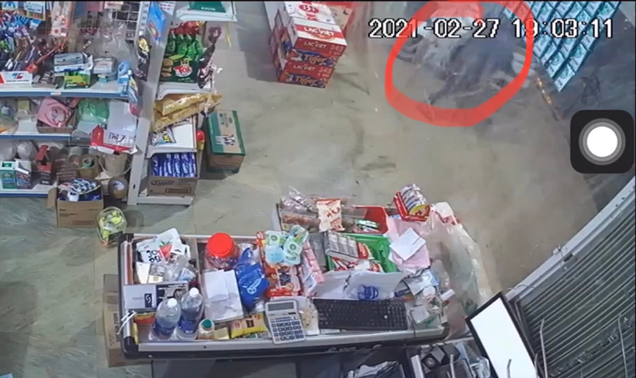 Đối tượng trộm bia bỏ chạy bị camera an ninh ghi lại. Ảnh: Lê Gia