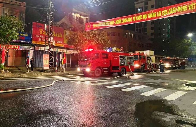 Phá cửa cứu 6 người mắc kẹt trong vụ cháy nhà ngày mùng 4 tết ảnh 1 Xe cứu hộ có mặt tại hiện trường để dập đám cháy.
